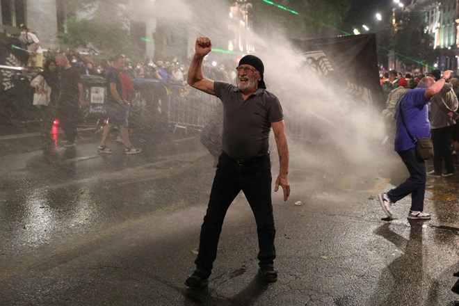 #video #foto Gruzija: nad protestnike z vodnim topom, solzilcem in pendreki