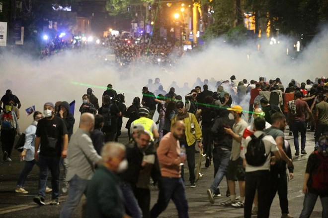 #video #foto Gruzija: nad protestnike z vodnim topom, solzilcem in pendreki