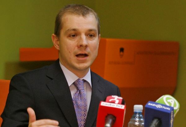 Odhajajoči direktor UVK Jani Soršak poskuša še pred odhodom na področju telekomunikacij opraviti z nekaterimi nedokončanimi...