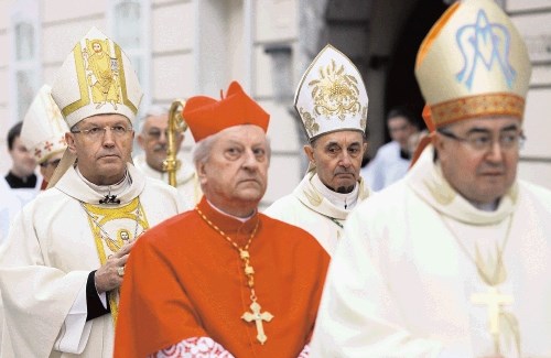 V času, ko je slovensko Cerkev vodil sedanji kardinal Franc Rode (v ospredju), sta bila predhodnika Zvona Ena in Zvona Dva...