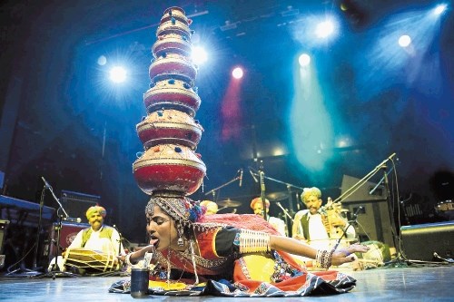 Na 8. festivalu GlobalFest so se med drugimi  predstavili tudi godci Rhythm of Rajastan v družbi plesalke.