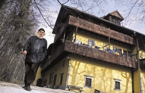 V Švicariji je še kar nekaj stanovalcev, od umetnikov pa je Jakov Brdar poslednji, ki še  ustvarja  pod njeno streho.