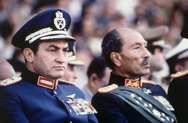 Hosni Mubarak nekaj trenutkov, preden so islamski skrajneži v vojaških  uniformah na vojaški paradi ubili Anvarja Sadata...