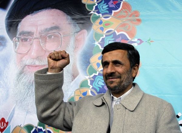 Iranski predsednik Mahmoud Ahmadinedžad z dvigneno pestjo med govorom ob 32. letnici Iranske revolucije.