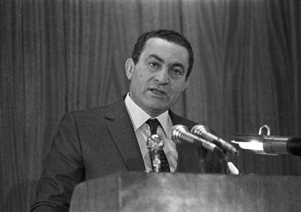 Hosni Mubarak med govorom leta 1985.