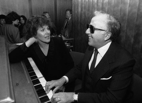V starosti 91 let je zaradi odpovedi srca na Manhattanu umrl slepi britanski pianist in skladatelj sir George Shearing (na...