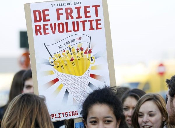 Belgija svetovni rekord brezvladja obeležuje z revolucijo ocvrtega krompirčka.