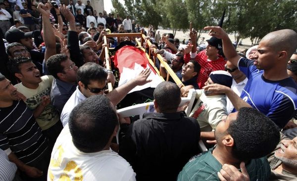 Krsta enega od mrtvih protestnikov v Bahrajnu.