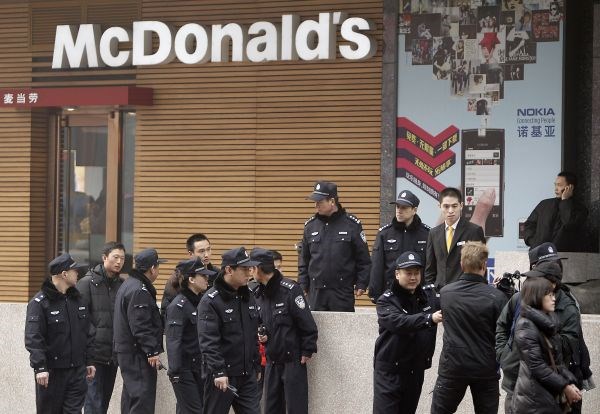 Kitajski policisti pred McDonaldsom v Pekingu. Fotografija je simbolična.