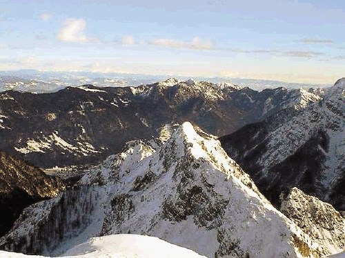 Vrhovi nad Pišnicama, Robičje in Mavrinc s karavanškim višavjem na obzorju