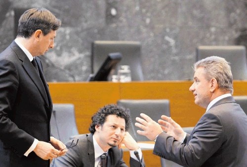 Premier Borut  Pahor je Andreju Vizjaku (desno) in drugim poslancem povedal, da nismo največji  problem v Evropi.