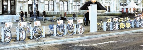 S takšnimi mestnimi kolesi, ki jih uporabljajo na Dunaju, v Bruslju, Barceloni in Parizu, se bomo čez približno dva meseca...