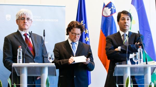 Od leve: Roko Žarnić in generalni sekretar Alpske konvencije Marca Onidaja.