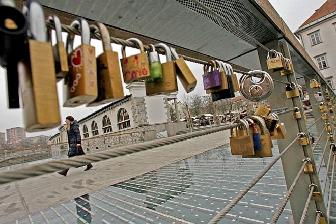 Na Mesarskem mostu je prostora za nove ključavnice zaljubljencev več kot dovolj.