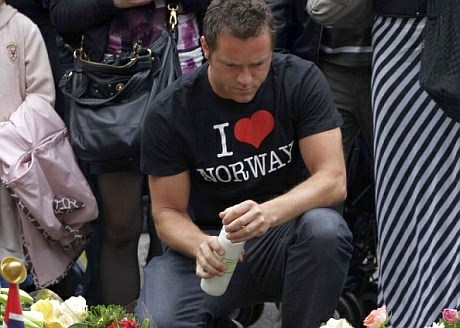 Norvežani polagajo cvetje in prižigajo sveče pred katedralo v Oslu v spomin na žrtve Andersa Breivika.