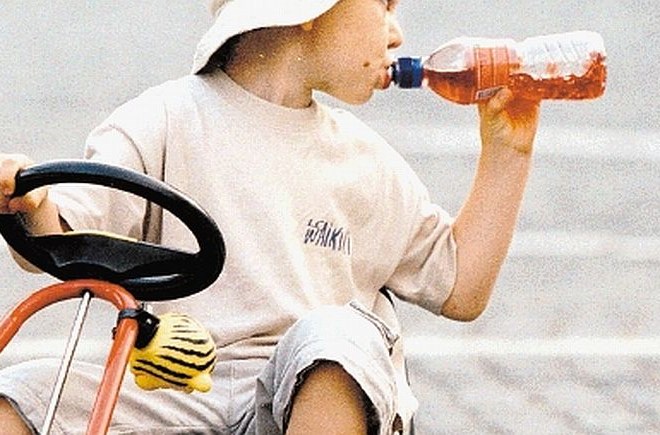 Otroci in mladostniki so vodo v veliki meri zamenjali s sladkimi pijačami, ugotavljajo strokovnjaki. Te redijo celo bolj od...