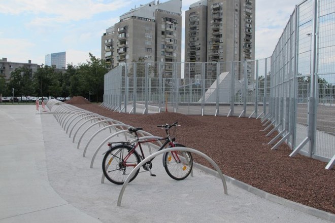 Zunaj središča stojal za kolesa ni dovolj na parkiriščih P R, pri Kinu Šiška in na nekaterih končnih postajah mestnega...