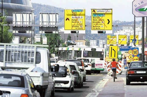 Zaradi popravila cestišča na Dunajski cesti med severno  obvoznico in Zupanovo ulico bosta zaprta dva vozna pasova  vse do...