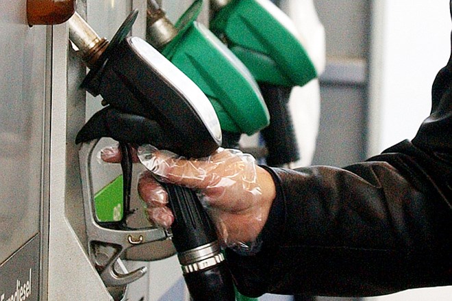 Vlada zvišala trošarine; cene bencina ostajajo nespremenjene