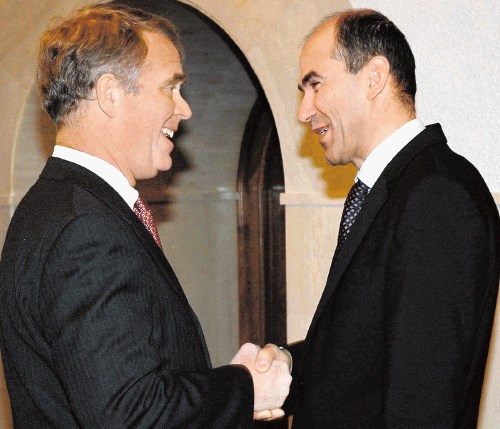 »Tesni zaupnik« nekdanjega premierja Viktor Baraga je ameriškemu veleposlaniku Thomasu Robertsonu (levo) zatrdil, da je Janez...