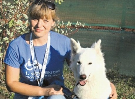 Prikupna švicarska bela ovčarka Bela bo ob pomoči vaditeljice Maje Golob že kmalu lahko pomagala mlademu invalidu.