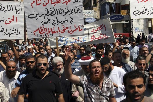 Množice protirežimskih protestnikov so se z napisi "Nadaljevali bomo, dokler ne strmoglavimo režima!" zbrale še v Deir al...