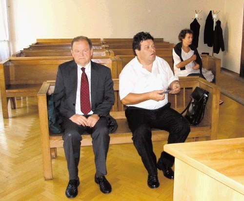 Marjan Pavlin (levo), Stanislav Mijajlović (desno), v ozadju  desno sedi babica Metka Kovačič.