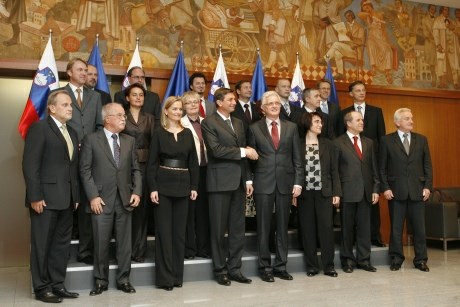 Skupinska fotografija predsednika vlade in njegovih ministrov iz leta 2008.