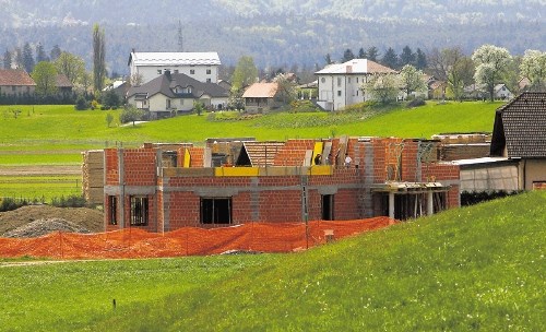 Po več letih prizadevanj je peščica krajanov Braslovč le dosegla, da je gradnja na kmetijskih zemljiščih, ki naj bi jim...