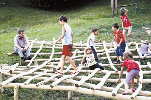 Na Pristavi nad Javorniškim Rovtom so postavili okolju in otrokom prijazna igrala, ki so videti že skoraj kot tematski park....