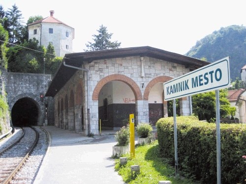 Dotrajana Plečnikova železniška postaja v Kamniku bo najprej dobila novo  streho, ki pa naj ne bi bila v Plečnikovem duhu.