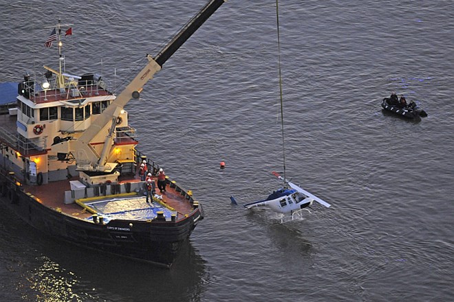 V New Yorku v reko strmoglavil helikopter
