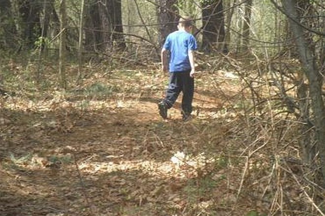 Je ''gozdni deček'' lagal? Policija na oblekah ni našla niti ene sledi življenja v divjini