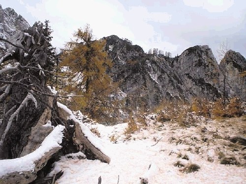 V zgodnjejesenski snežni pajčolan odeta Mala Rateška Ponca z Glav nad  Spodnjim Gruntom