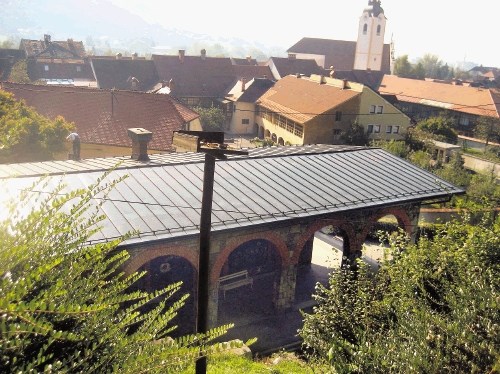S temno pločevinasto  streho so v Kamniku  zaščitili objekt  železniške postaje, a  z nestrokovno obnovo  hkrati obsodili na...
