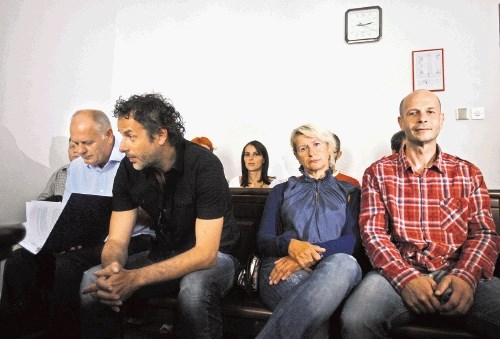 Obtoženi Rajko Županc (od leve proti desni), Samo Škodlar,  Zdenka Škodlar in Andrej Rezar zavračajo krivdo za afero...