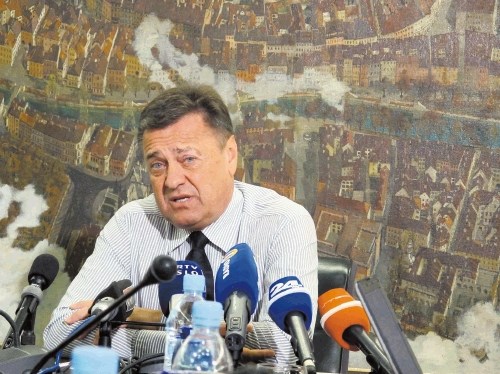 Ljubljanski župan Zoran Janković, ki bo sodeloval na prihajajočih predčasnih  parlamentarnih volitvah, se sprašuje, zakaj...