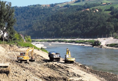 Vseh šest glavnih Infrinih izvajalcev gradnje infrastrukture za  HE Krško  skupaj s podizvajalci dela s pospešenim tempom, in...