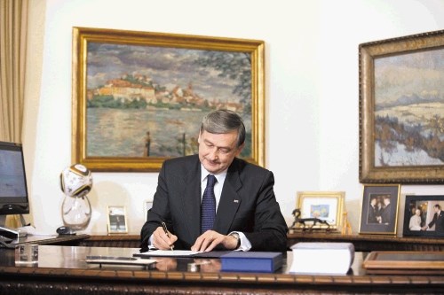 Predsednik republike dr. Danilo Türk je včeraj minuto čez polnoč podpisal odlok o razpustitvi Državnega zbora Republike...