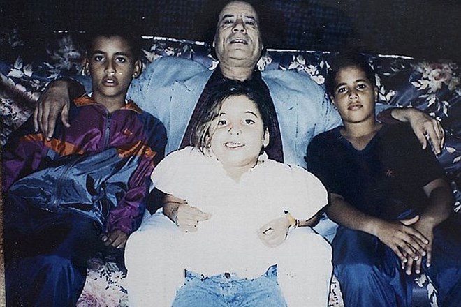 Srečna družina: Moamer Gadafi s sinovoma Mohamedom in Saifom ter hčero Aišo.