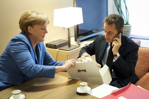 Cameron se boji povezovanja Merklove in Sarkozyja.