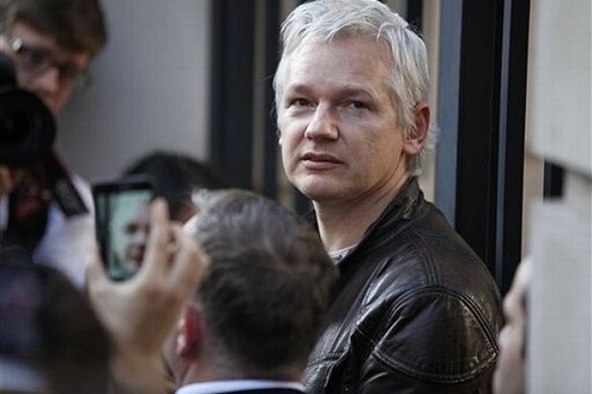 Ustanovitelj spletne strani WikiLeaks Julian Assange je danes sporočil, da so začasno ustavili objavljanje ameriških...