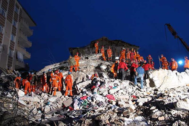 60 ur po potresu v Turčiji izpod ruševin še vedno rešujejo preživele