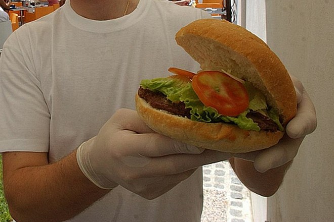 Zbogom, hamburger: Madžarska z davkom na nezdravo hrano do 1,9 milijona