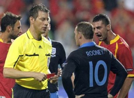 Rooneyu je 7. oktobra sodnik pokazal rdeči karton.