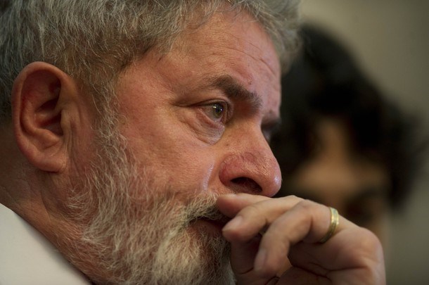 Nekdanji brazilski predsednik Luiz Inacio Lula da Silva ima raka na grlu, so danes sporočili iz bolnišnice v Sao Paolu.