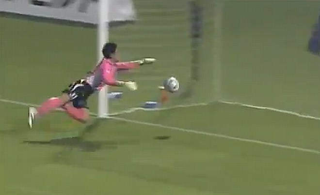 Vratarja Yokohame je žoga preskočila, nato pa jo je neuspešno lovil do gola.