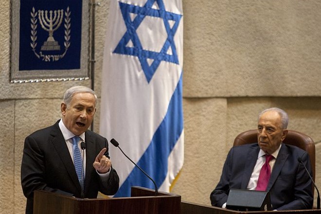 Izraelski predsednik Šimon Peres (desno) in izraelski premier Benjamin Netanjahu.