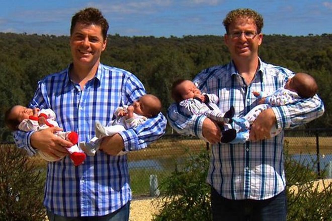 Tony in Brett s štirimi sinovi.