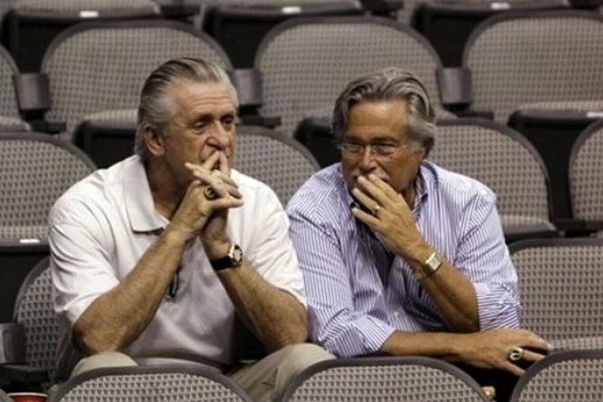 Lastnik moštva Miami Heat Micky Arison (desno) v pogovoru s predsednikom kluba Patom Rileyjem.